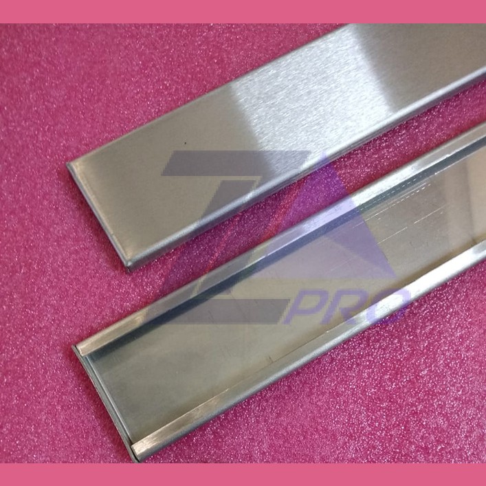 Плинтус кабины L-1077 мм нерж.сталь шлиф. ZAA402DV