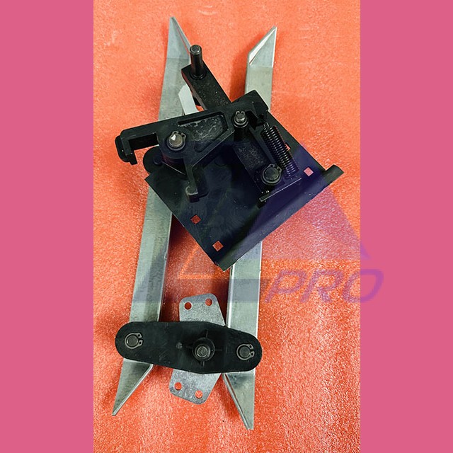 Отводка двери кабины лифта центральное открывание 03.01.03.01.700 КМЗ