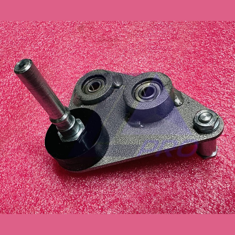 Рычаг трехплечий привода дверей кабины ось 81мм 0411Е.03.10.070 ЩЛЗ