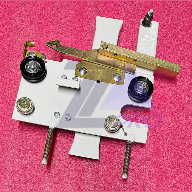 Каретка двери кабины с замком старого образца проем 1200мм левая 0721.03.91.040 ЩЛЗ