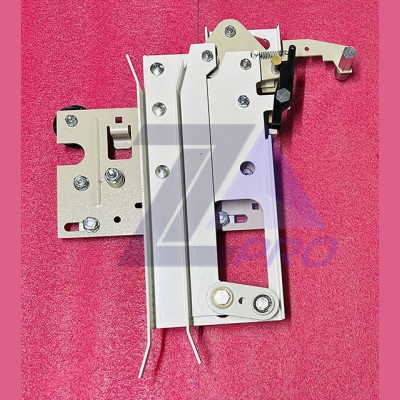 Отводка дверей кабины с кареткой левая проём 700мм СП04160.03.10.020 Ecomaks ЩЛЗ